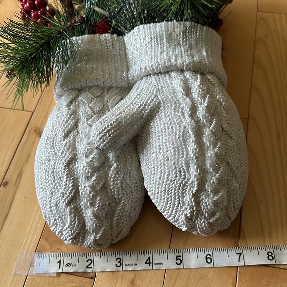 🌲Light Up Mittens Christmas Decor - Picture 7 of 9